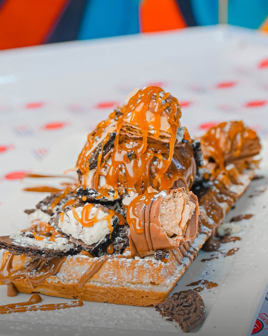 Gaufre nappée de caramel, Nutella, Kinder et Oreo, avec chantilly