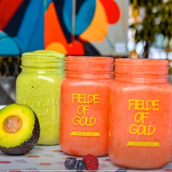 Jus d'avocat et jus de fraise servis en bocaux