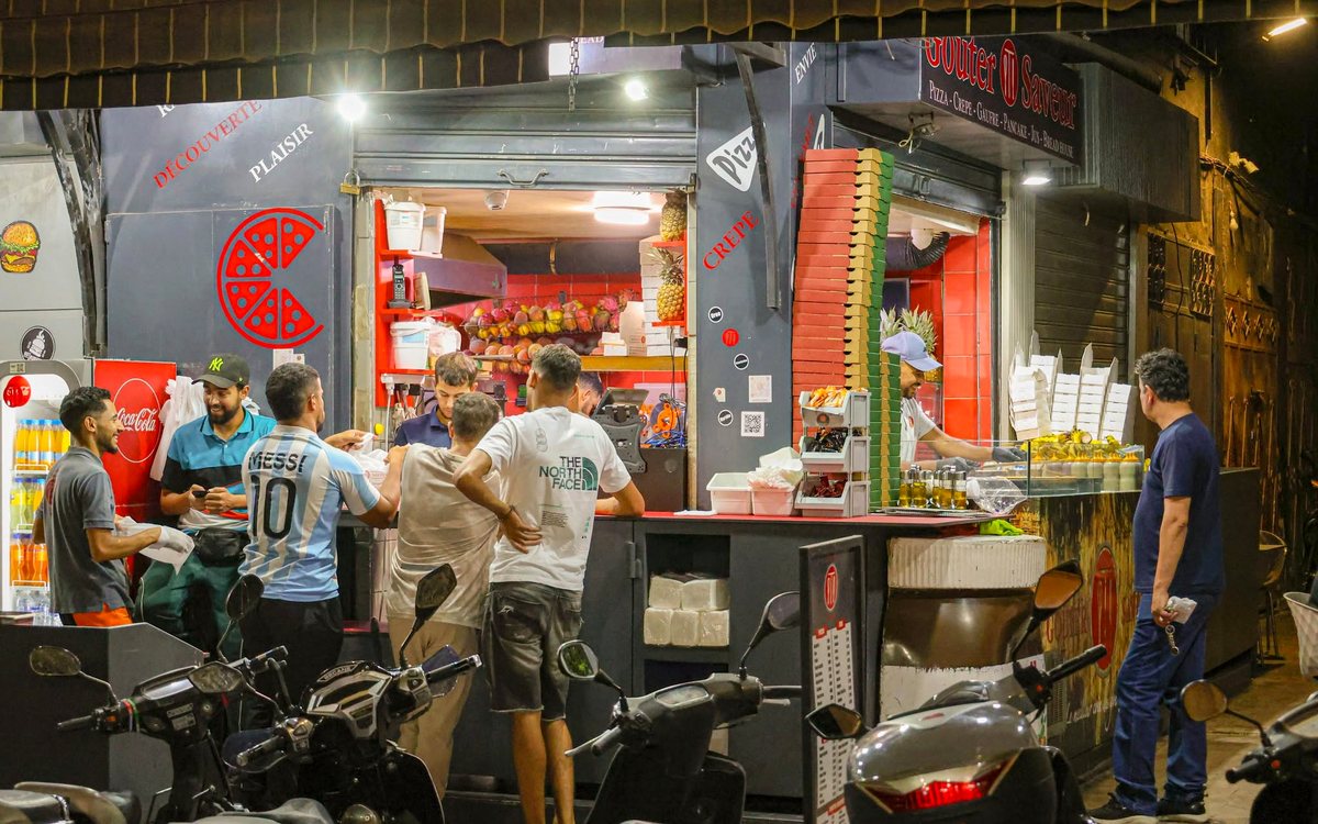 La devanture de Goûter Saveur Al Badii le soir, à Marrakech