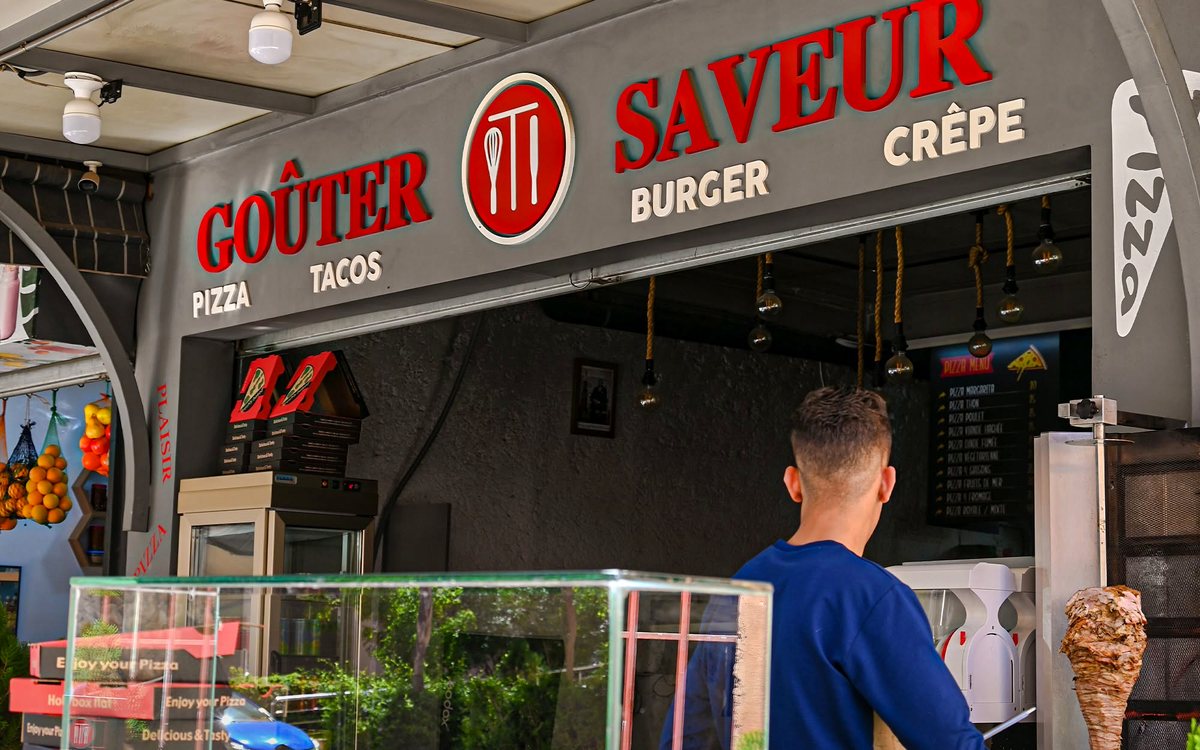 L'enseigne Goûter Saveur du restaurant de Jnan Awrad, à Marrakech